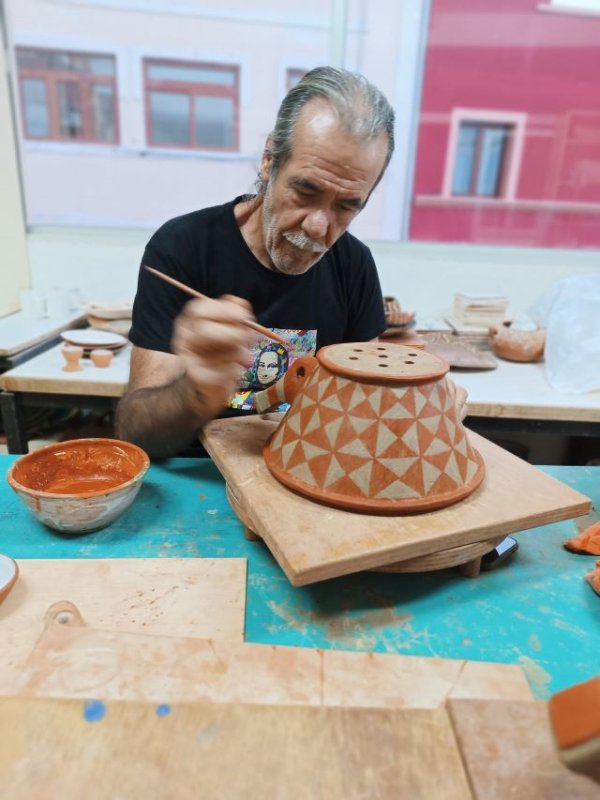 Cueva Pintada propone un taller de alfarería, una ruta teatralizada para público adulto y talleres infantiles de primavera