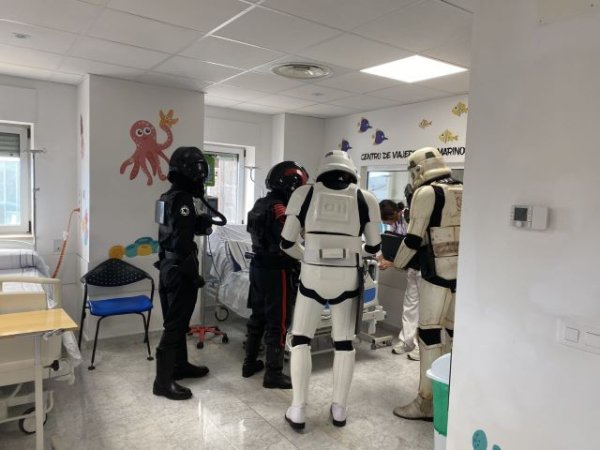 El área pediátrica del Hospital de La Candelaria recibe la visita de la asociación Star Wars Legión 501