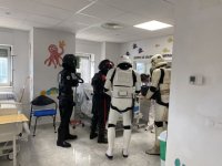 El &aacute;rea pedi&aacute;trica del Hospital de La Candelaria recibe la visita de la asociaci&oacute;n Star Wars Legi&oacute;n 501