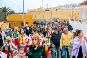 Cerca de un millar de escolares llenan de color, alegr&iacute;a y creatividad la Gran Cabalgata Infantil del Carnaval de Gu&iacute;a