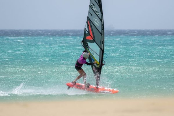 El Campeonato de Windsurf y Wingfoil junto a La Carpa de Fuerteventura: un evento deportivo, sostenible y con buena música único en el mundo