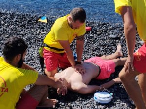 Coordinación y seguridad en un simulacro de rescate en la playa de Las Nieves de Agaete