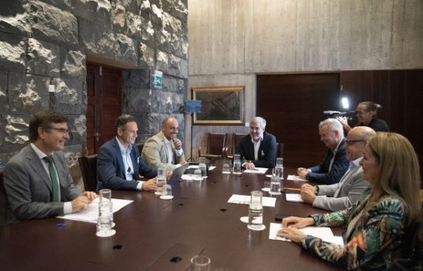 El Gobierno y la mayoría de los grupos parlamentarios firman el Pacto Canario por la Migración