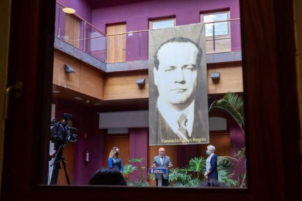 La familia de Juan Negrín aporta su gran fondo bibliográfico y documentos históricos para que sea conservado en Gran Canaria