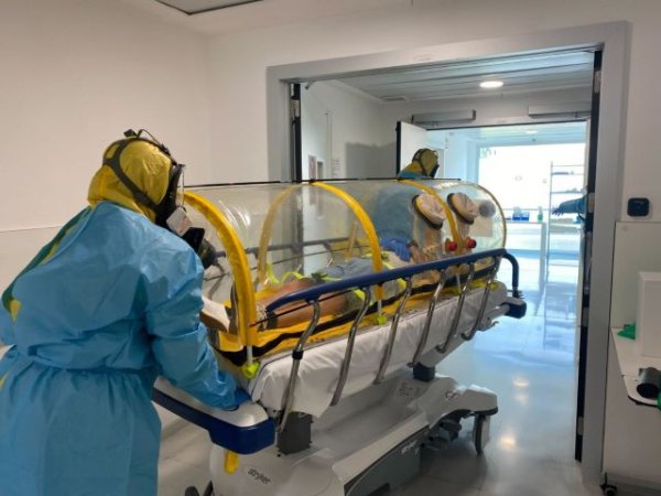 Profesionales del Hospital La Candelaria participan en un simulacro de asistencia por el virus Marburgo