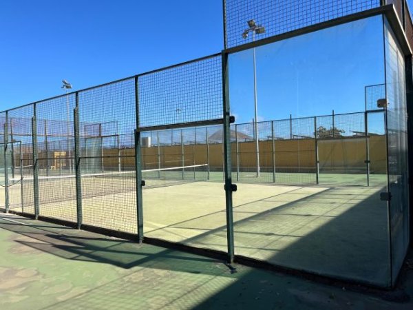 Gáldar ejecutará la renovación integral de dos pistas de pádel de la Ciudad Deportiva Venancio Monzón