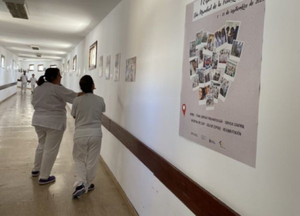 El Hospital de La Candelaria acerca a la sociedad la labor de los fisioterapeutas con una exposición fotográfica