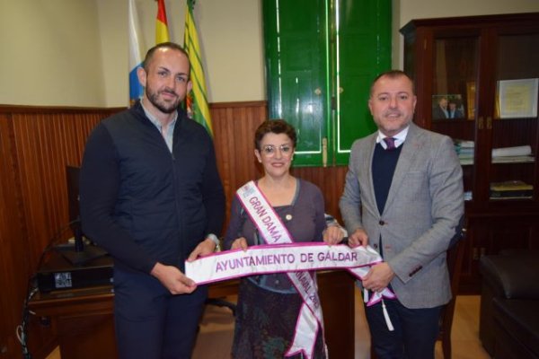 Gáldar: Teodoro Sosa y Julio Mateo reciben a Manuela Teno, Gran Dama del Carnaval de Las Palmas de Gran Canaria