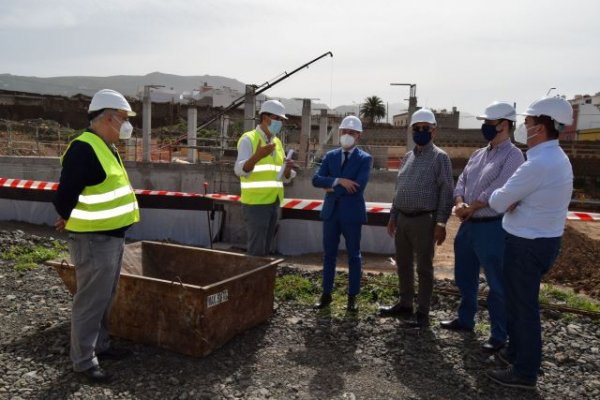 El alcalde de Gáldar visita las obras de la futura estación de servicio y del Mc Donald´s