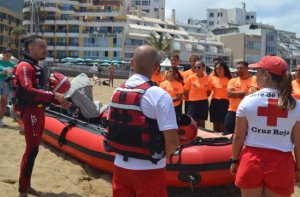 M&aacute;s de 3.900 personas atendidas este verano en las playas vigiladas por Cruz Roja en Canarias