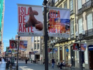 Una llamativa y atractiva campaña publicitaria desplegada por la ciudad promociona la gran exposición &#039;Isla de Arte&#039;