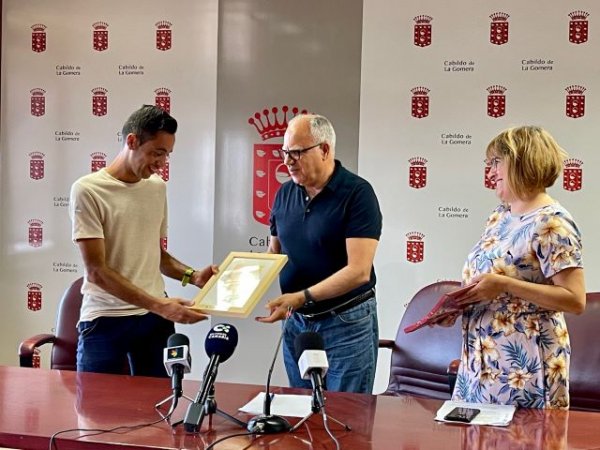 El Cabildo de La Gomera reconoce la trayectoria deportiva de Cristofer Clemente (Vídeo)