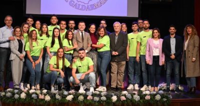 Gáldar entrega a 15 jóvenes su titulación en socorrismo tras concluir el PFAE 'Gáldar Marina'