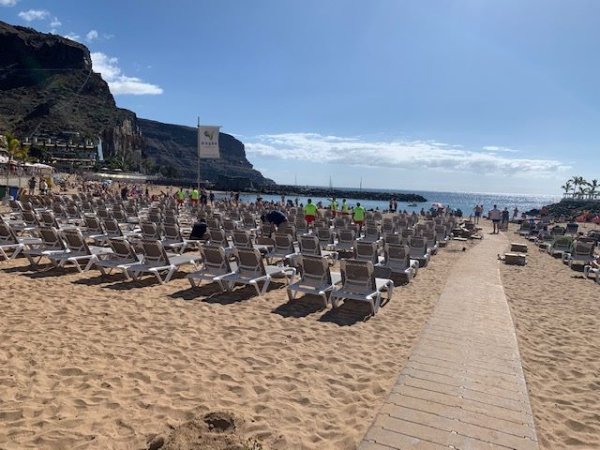 El Gobierno de Canarias transfiere al Ayuntamiento de Mogán los servicios de temporada de sus playas