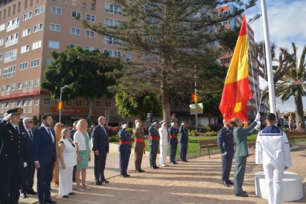 Izado de la Bandera en Las Palmas de Gran Canaria para celebrar el X aniversario de la proclamación de S.M. El Rey