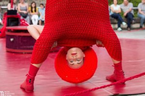 ‘Rojo estándar’, acrobacias con humor y color en el Espacio La Granja
