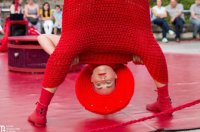 ‘Rojo estándar’, acrobacias con humor y color en el Espacio La Granja