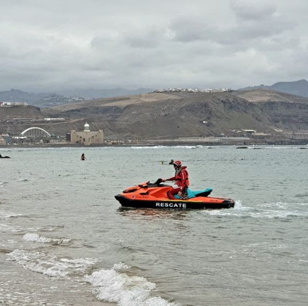Cruz Roja continua presente en 18 playas y 5 piscinas de Las Palmas para velar por la seguridad de los bañistas