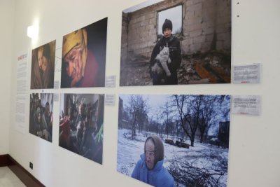 Evgeniy Maloletka presenta la muestra fotográfica ‘Crónica visual de la infamia’ en la Biblioteca Insular
