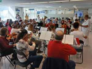 Pacientes y familiares del HUC disfrutan del concierto navide&ntilde;o de la Orquesta Las Candelas