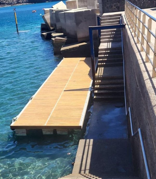 Gáldar: El Ayuntamiento instala en el muelle de Sardina un pantalán para mejorar el amarre de barcos