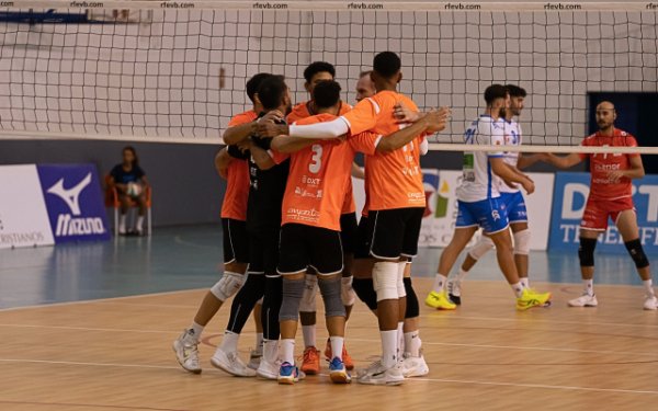 Voleibol: El Arona Playa de Los Cristianos gana el partido de la jornada ante Boiro y pone la directa hacia la promoción de ascenso