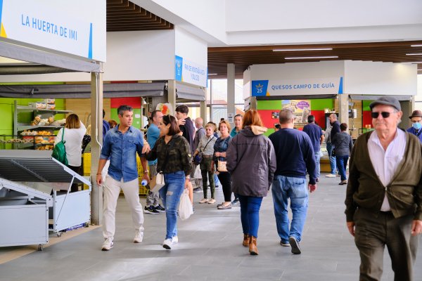 Centenares de personas visitan el Mercado de Guía cada fin de semana para adquirir el mejor producto de proximidad