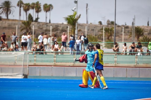 Hockey femenino: La UD Taburiente remonta y se lleva la victoria ante el Sardinero (2-3)