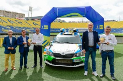 Francisco Castellano recibe y felicita a Juan Carlos Quintana y Yeray Mujica, campeones de la Copa de Espa&ntilde;a de Rallys de Tierra