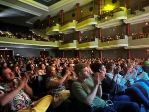 Kevin Johansen y Liniers: la fusión perfecta de música y arte con un toque de humor que conquista La Laguna