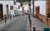 Nueva Canarias Teror califica de despropósito los hierros a modo de bolardos que han colocado en la Calle Nueva de Teror