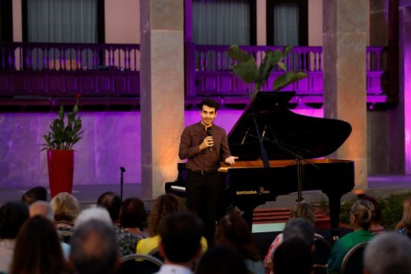 El piano de Juan Pérez deleitó al público en Santa Catalina, a Royal Hideaway Hotel