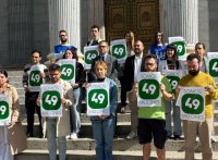 Jóvenes y pensionistas salen a la calle  en Canarias con el lema 'Somos 49 millones'