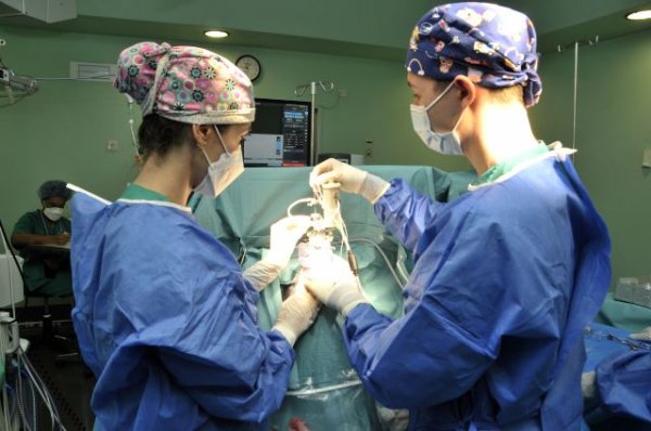 El Hospital Dr. Negrín incorpora un nuevo dispositivo a la cirugía de estimulación cerebral para tratar el Pakinson