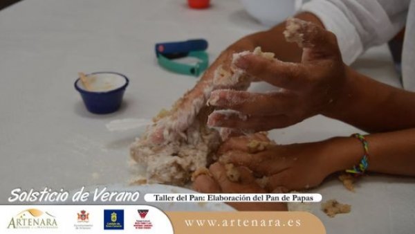 Así vivimos la demostración y práctica de la elaboración del pan de papas en Artenara