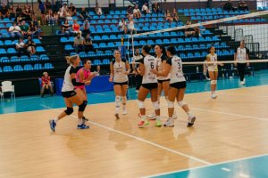 Voleibol: El Arona Voley gana a domicilio en Torrelavega y suma su tercera victoria consecutiva en Superliga Femenina 2