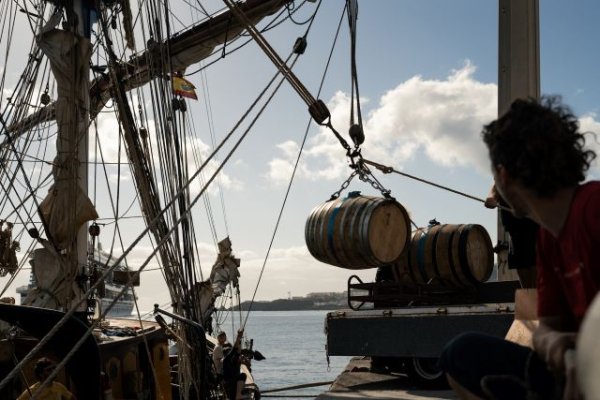 El bergantín ‘Tres Hombres’ devuelve a La Palma el preciado cargamento de una barrica de ron Aldea madurada durante un año en el trayecto marítimo entre Europa y América