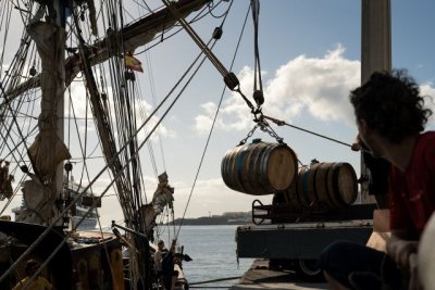 El bergant&iacute;n &lsquo;Tres Hombres&rsquo; devuelve a La Palma el preciado cargamento de una barrica de ron Aldea madurada durante un a&ntilde;o en el trayecto mar&iacute;timo entre Europa y Am&eacute;rica
