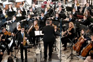 Ovación del público a la Banda Municipal de Música Ciudad de Guía durante el ‘Concierto de Cine’