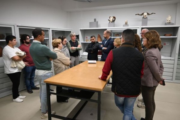 Gáldar: El grupo de gobierno visita el renovado espacio de conservación de Cueva Pintada