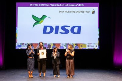 Entrega reconocimiento por la ministra de Igualdad a DISA