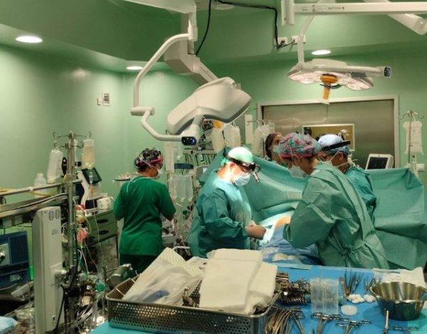 Los profesionales del Hospital Doctor Negr&iacute;n realizan m&aacute;s de 15.700 intervenciones quir&uacute;rgicas en 2025