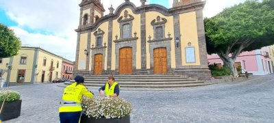 Los trabajadores del Programa de Empleo Social mejoran la imagen de los espacios p&uacute;blicos de Santa Mar&iacute;a de Gu&iacute;a