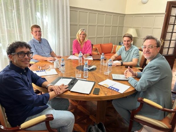 Esther Monzón se reúne con miembros del Colegio Oficial de Médicos de Santa Cruz de Tenerife