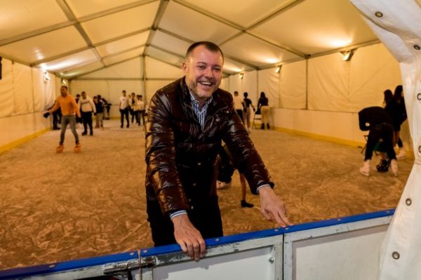 Gáldar: Teodoro Sosa destaca el éxito de la pista de hielo entre la multitud en su primer fin de semana abierto