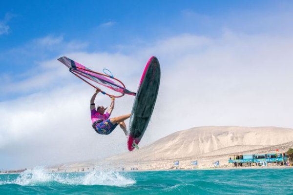 El viento reaparece en Sotavento y desata la acción en el cuadro masculino de Freestyle