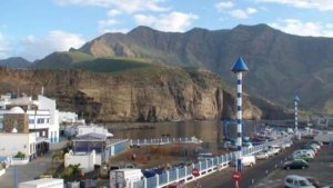 La rápida actuación de los servicios municipales, marineros y buceadores de Agaete, salvan la vida de un extranjero en apuros en el mar