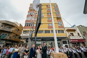 Gáldar ondea la bandera que anuncia el inicio de las Fiestas Mayores de Santiago 2023