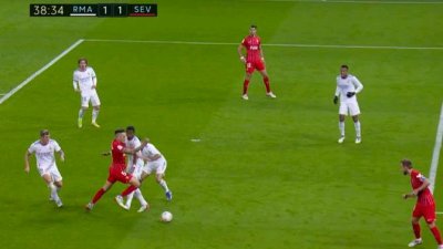 Iturralde: &quot;Es penalti de Alaba; el VAR no vino para este tipo de penaltis&quot;