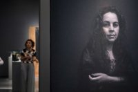 La artista M. Nieves C&aacute;ceres protagoniza la performance 'Flor de mediod&iacute;a' inspirada en la Muestra temporal que exhibe en la Casa de Col&oacute;n